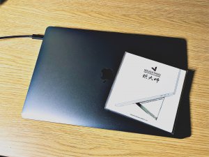 MacBookProユーザー必需アイテム！世界最薄オシャレなノートパソコンスタンドMAJEXTAND購入レビュー！